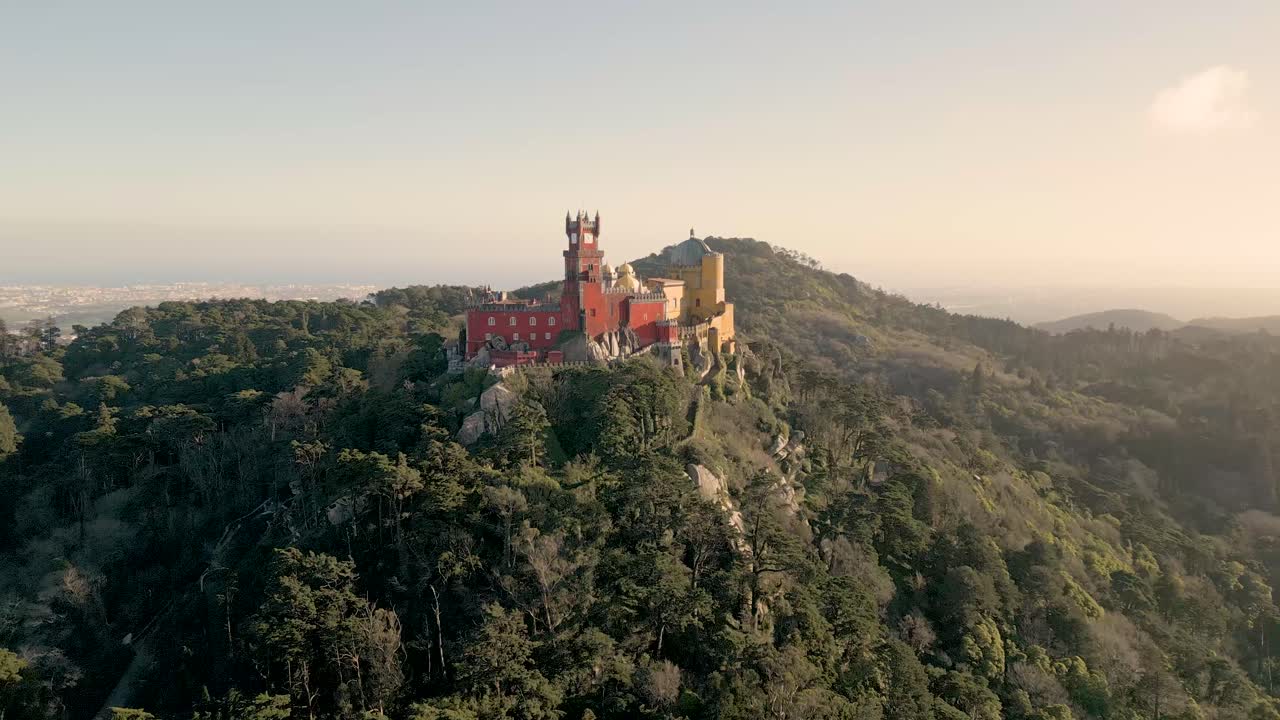 Luchtdolly richting het prachtige Pena Paleis bovenop een heuvel in Portugal