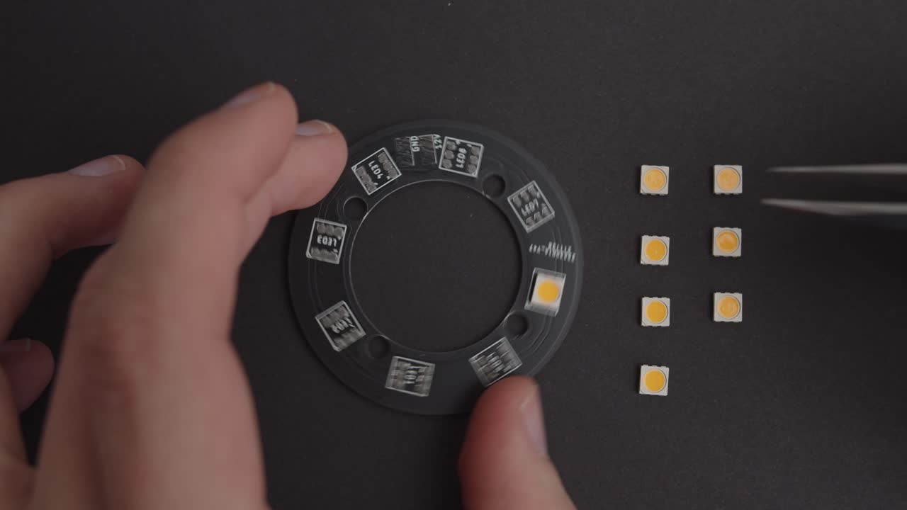 핀셋 평면도가 있는 검은색 pcb에 전자 부품 배치