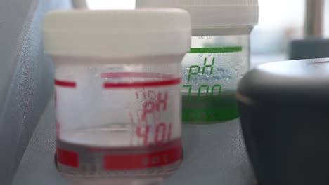 frascos de laboratorio con líquido que indica el número de ácido en ph