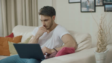 joven tiene una idea. hombre de negocios trabajando en una computadora portátil en casa