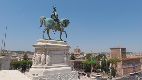 Toma-Panorámica-Del-Monumento-A-Vittorio-Emanuele-Ii-Con-Mucho-Tráfico-Detrás