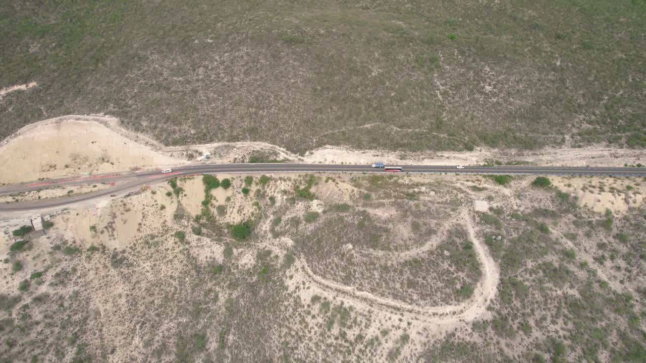 멕시코의 산악 도로에서  ⁇ 처 된 자동차 교통의 항공