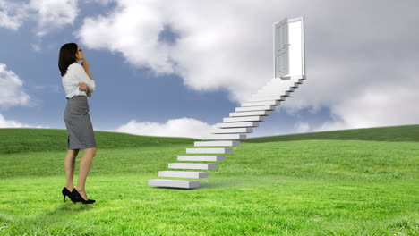 mujer de negocios mirando escaleras con una puerta de apertura en un campo común verde