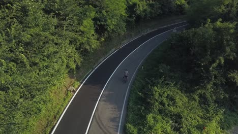 Luftaufnahme-Eines-Radfahrers-Auf-Einer-Bergstraße,-Der-Etwas-Verliert,-Um-Anzuhalten,-Italien