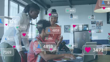 Animation-Von-Social-Media-Symbolen-Vor-Verschiedenen-Fotografen,-Die-Im-Büro-Diskutieren