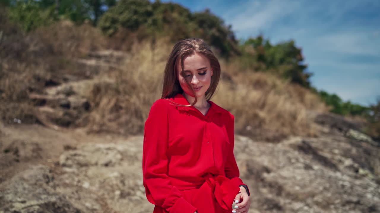 Young woman posing outdoors. Portrait of gorgeous fashionable young woman on nature