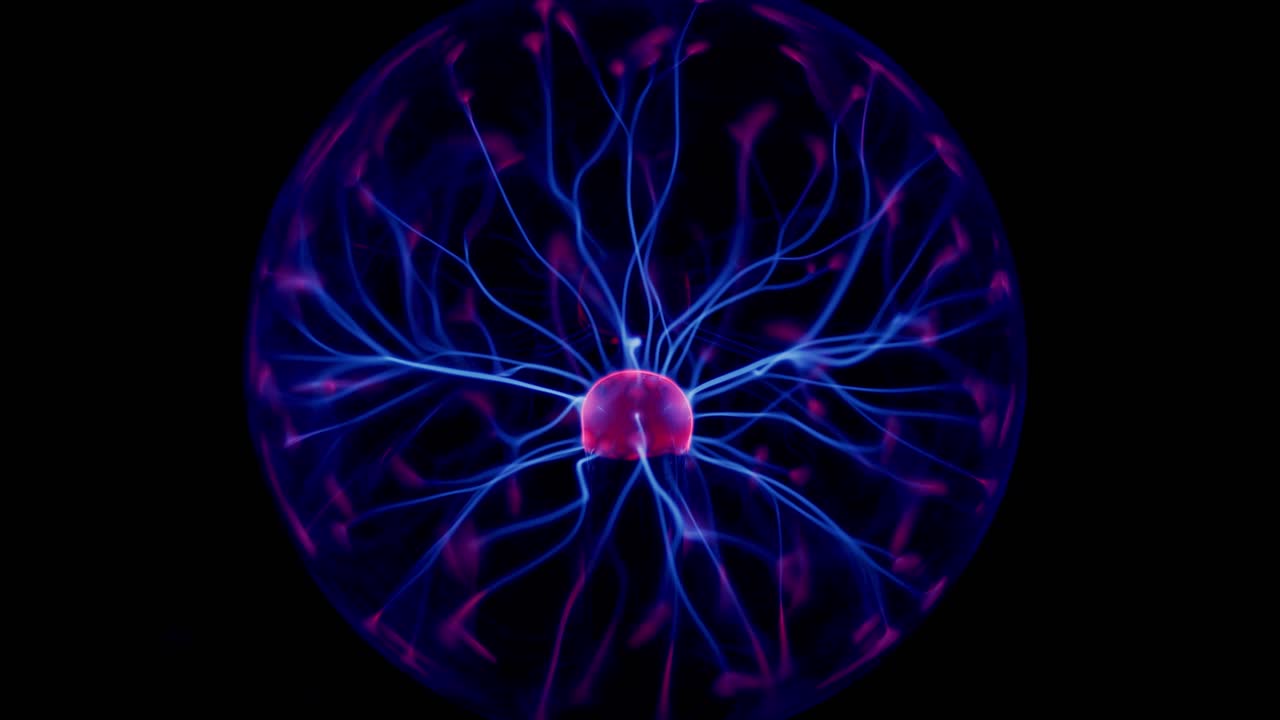descarga eléctrica de bola de plasma en mezcla de gas nitrógeno helio dentro de esfera de vacío de vidrio primer plano