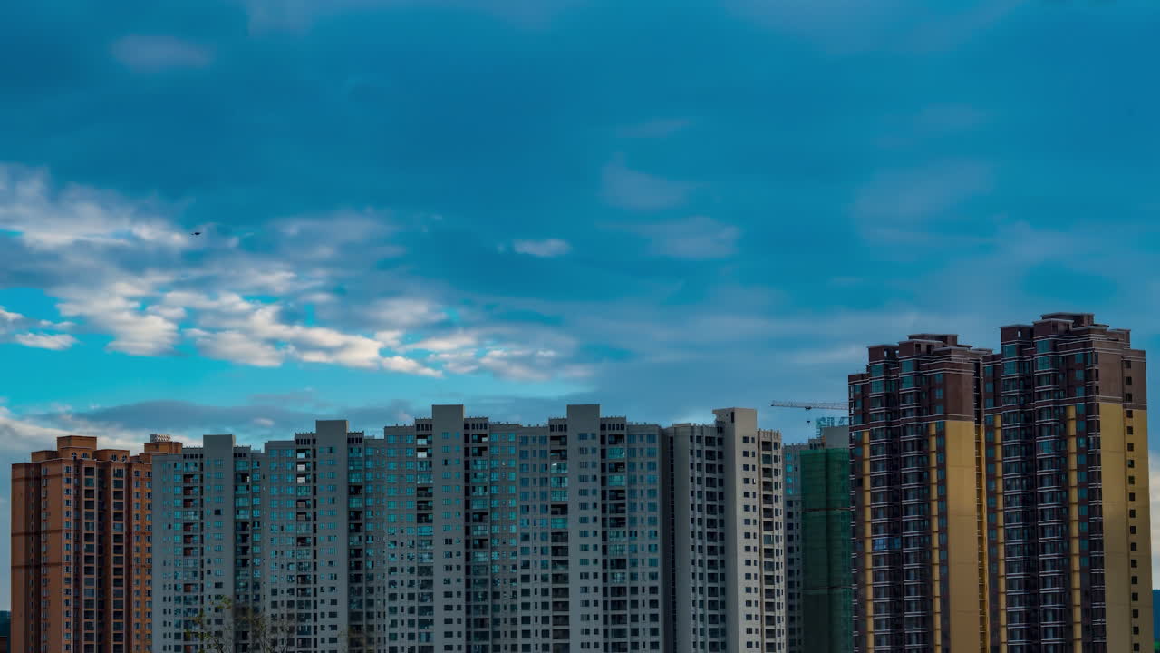 도시 럭셔리 랜드마크: 높은 건물과 초고층 건물 뒤에 화려한 일몰 조명, 현대적인 사무실 비즈니스 빌딩 및 부동산 개념