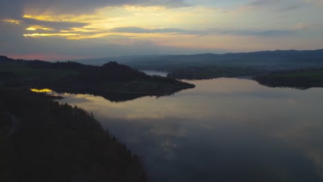 Hermoso-Paisaje-En-Polonia-Del-Lago-Czorsztyn-Al-Atardecer,-Vista-Aérea-De-Drones