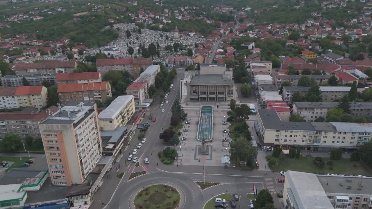 Drone view of Deva’s Piața Victoriei with its decorative fountain and nearby buildings