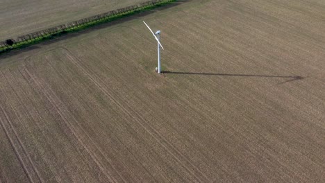 Una-Sola-Turbina-Eólica-En-Medio-De-Un-Campo-Rural