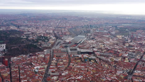 Toma-Aérea-De-Madrid-Estación-De-Tren-Día-Nublado-Capital-De-España