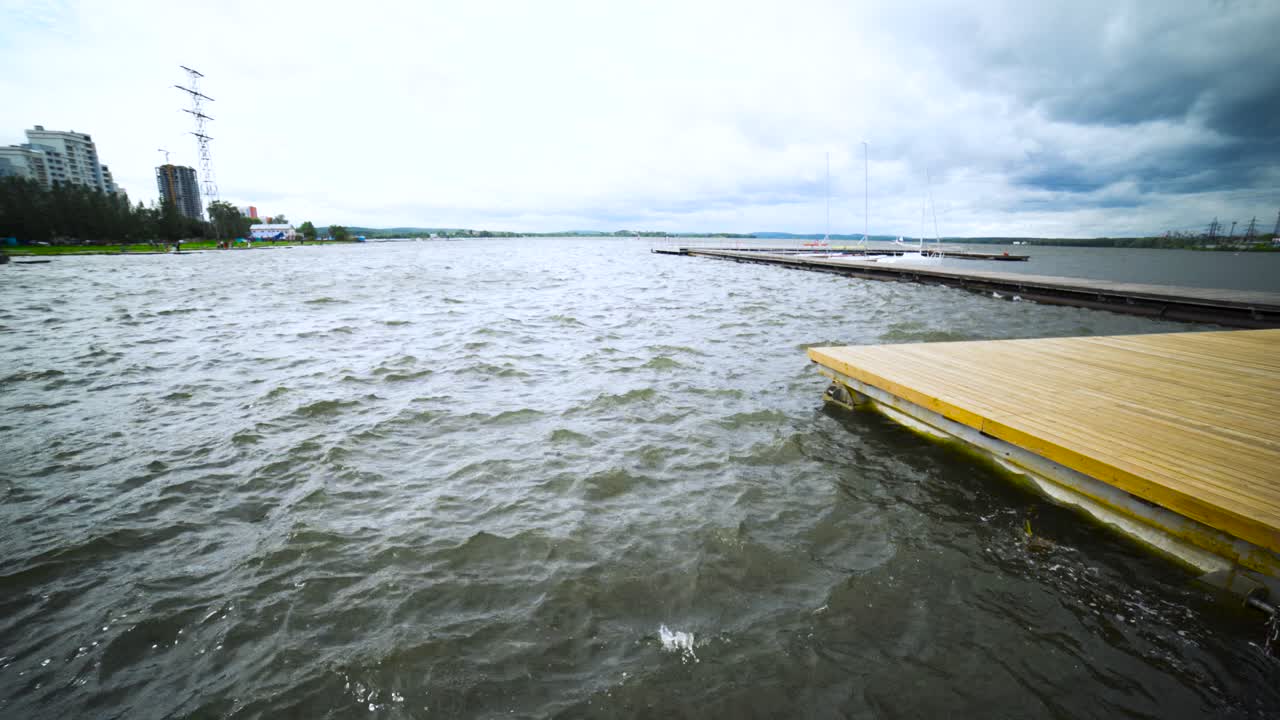 호수 를 내려다보는 심장 모양 의 아치