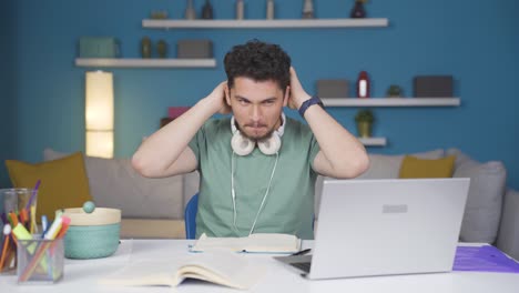 el estudiante excitado está impaciente.