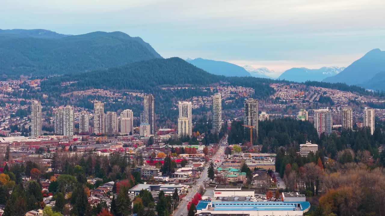 Eine Luftaufnahme der Wolkenkratzer in Port Coquitlam mit dem Westwood Plateau im Hintergrund