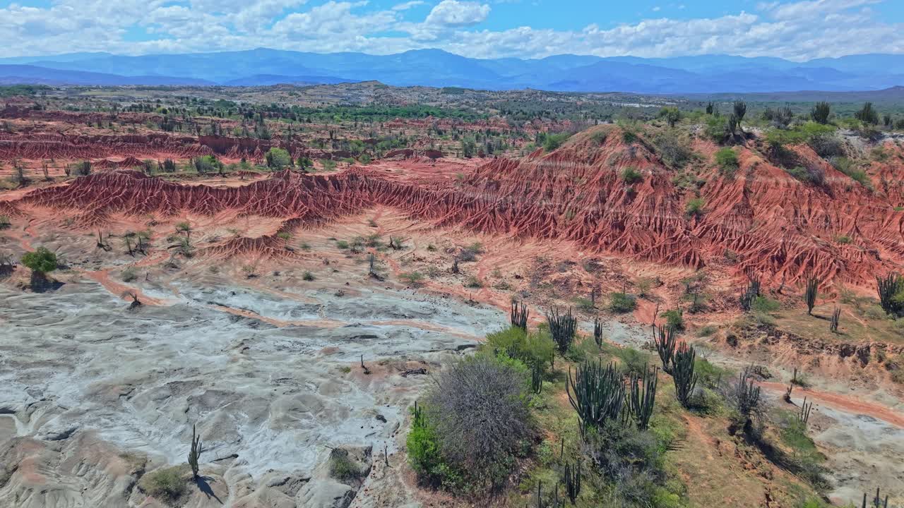 Camadas de sedimentos vermelhos e cinzas criam um contraste natural impressionante com o icônico destino turístico da Colômbia, o deserto de Tatacoa, uma maravilha geológica e atração turística.
