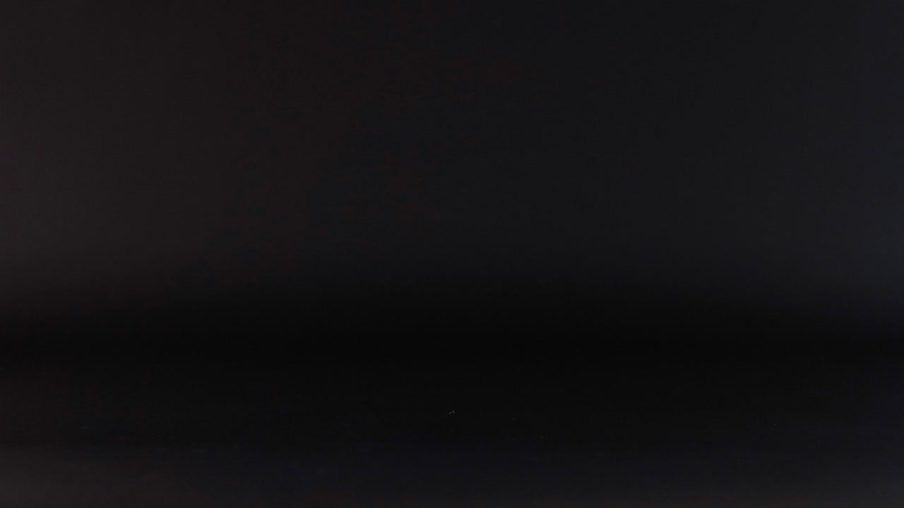 фиолетовый теннисный мяч, прыгающий в темном пространстве