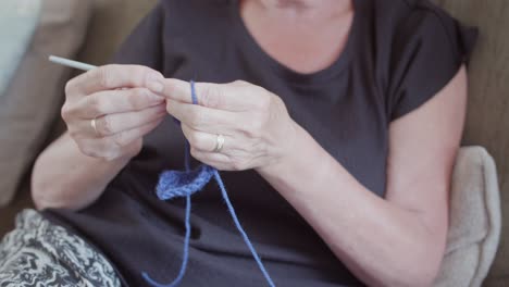 Mujeres-Tejiendo-Con-Aguja-De-Crochet-E-Hilo,-Primer-Plano-Medio,-Mostrando-Las-Manos