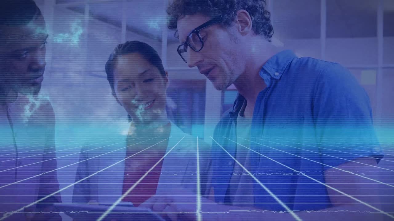 animación del procesamiento de datos en pantalla digital sobre diversos compañeros de trabajo en la oficina
