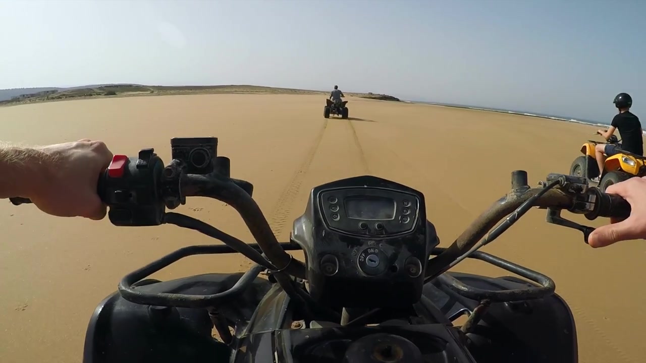 POV di quad sulla spiaggia di Sidi Kaouki in Marocco