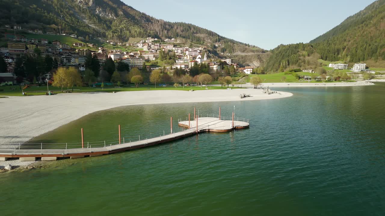 Luftaufnahme einer Seeufer-Aussichtsplattform am Molvenosee in Trentino, Italien.