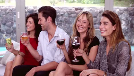 Glückliche-Freunde,-Die-Mit-Cocktails-Und-Wein-Anstoßen