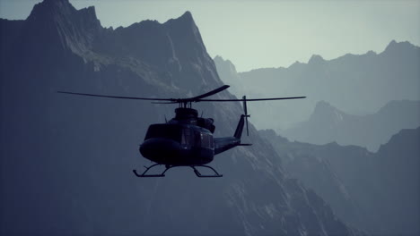 helicóptero volando sobre las montañas