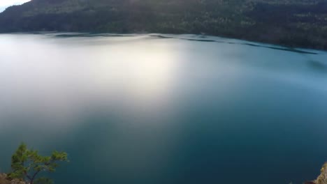 Kletterer-Klettert-Die-Klippe-In-Der-Nähe-Des-Meeres-Und-Der-Berge-4k