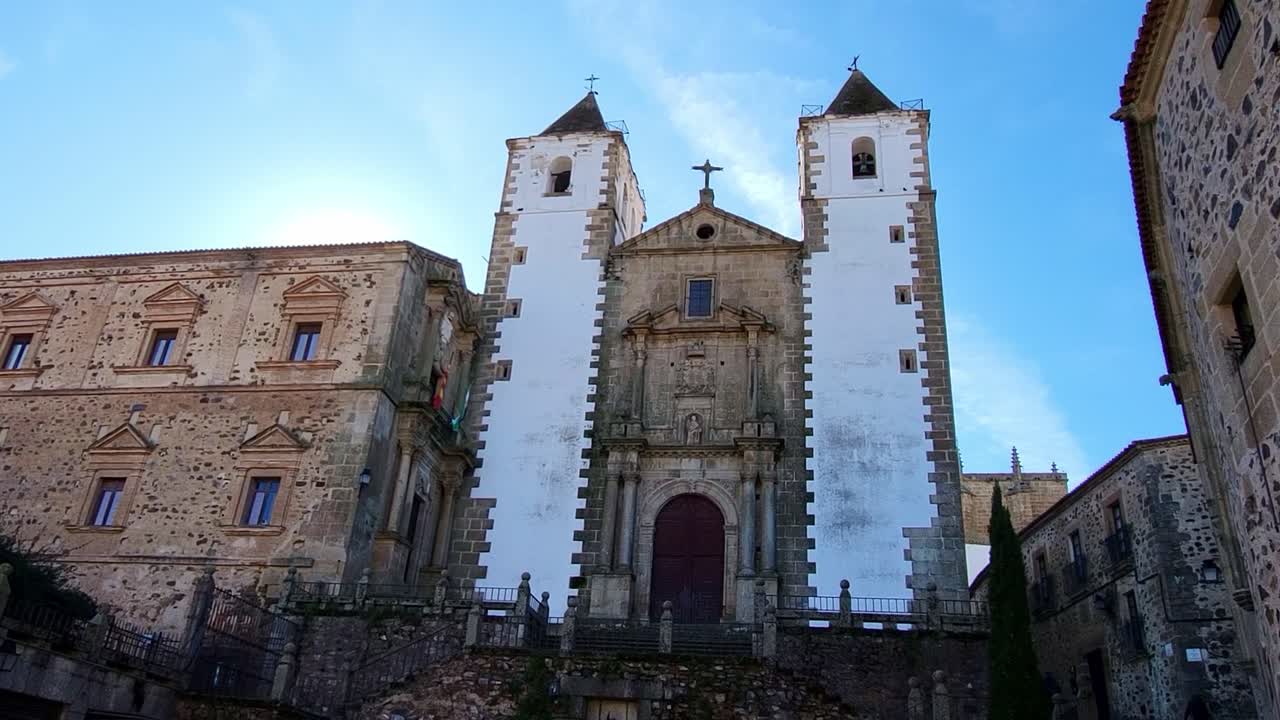 Náměstí San Jorge a kostel San Francisco Javier. Kostel Bílých věží. Cáceres, Španělsko. Monumentální město Cáceres. Panoramatický výhled na paláce a středověký kostel.