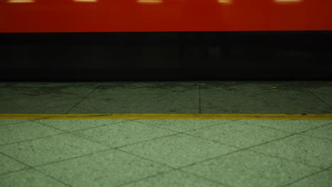 Bodenaufnahme-Des-U-Bahnsteigs-Mit-Ankommendem-Zug