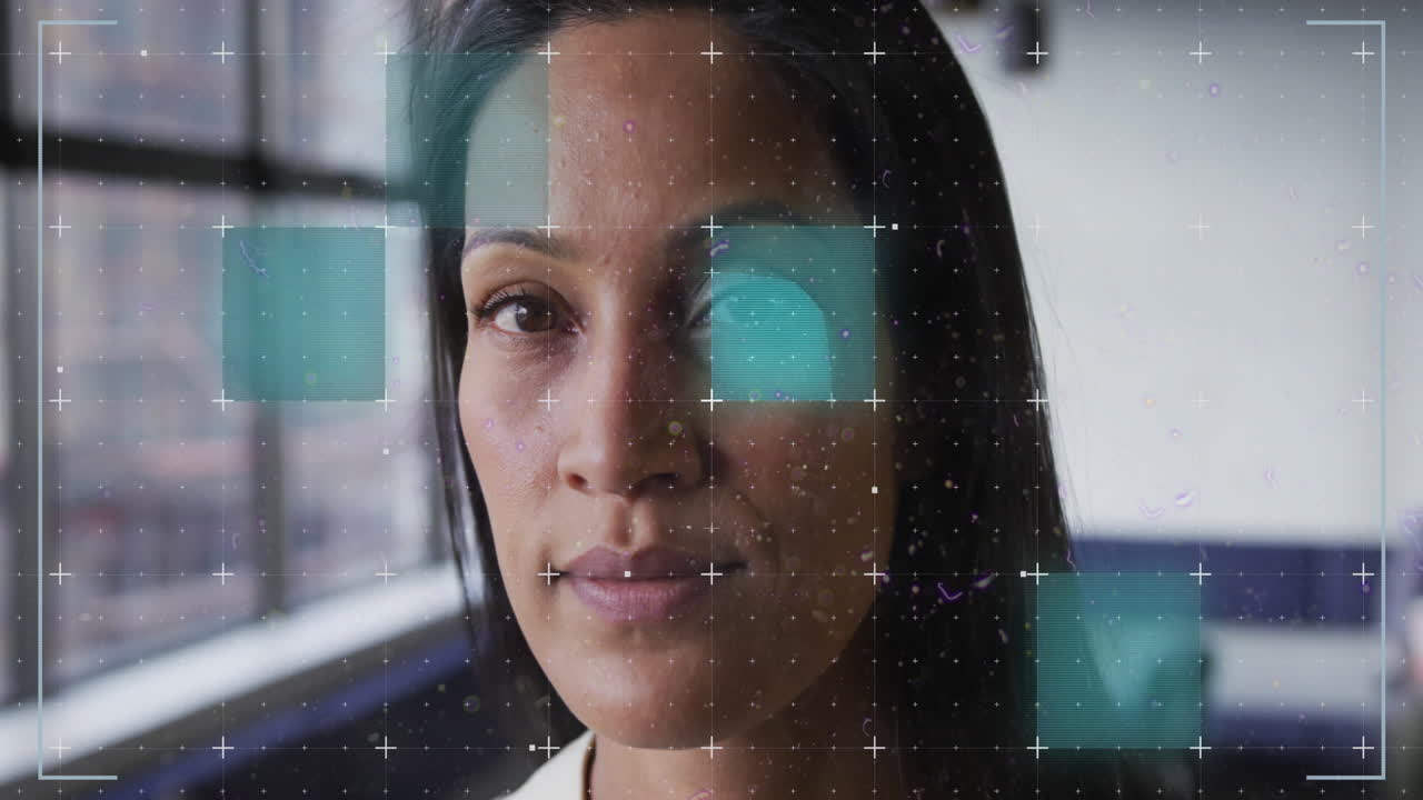 animación del procesamiento de datos financieros sobre una mujer de negocios biracial en la oficina