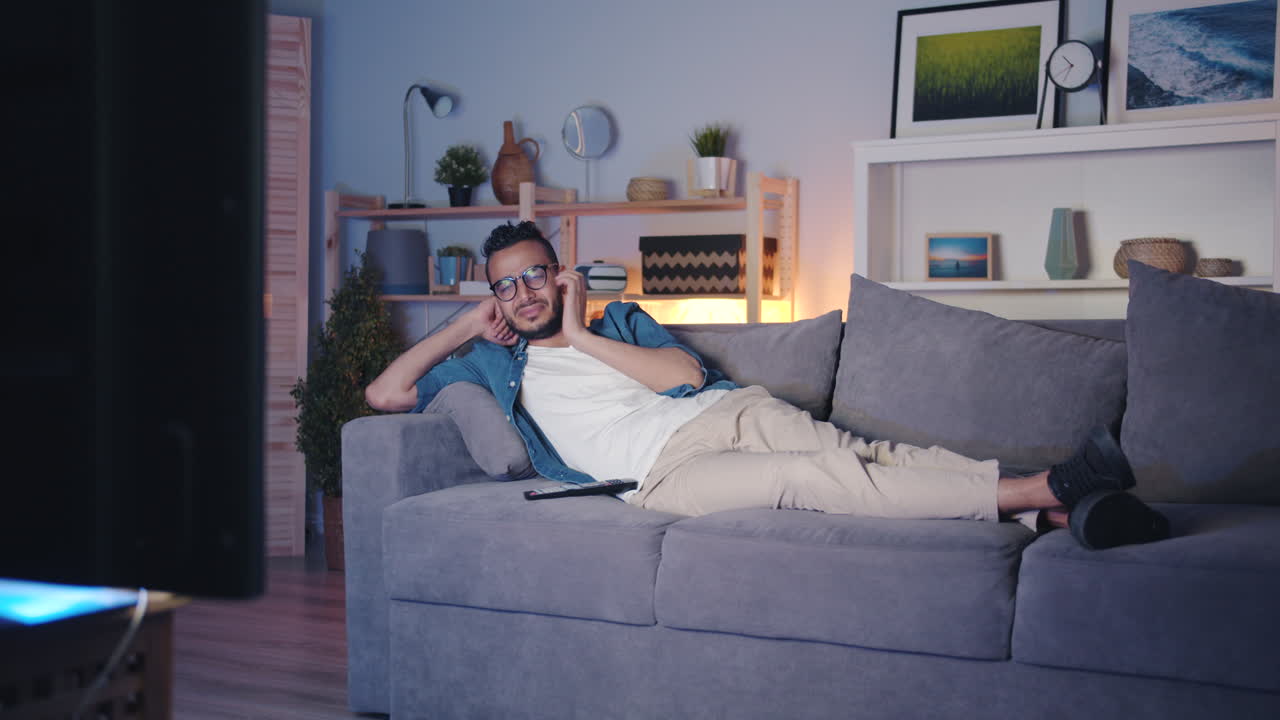 hombre relajándose en el sofá viendo la televisión