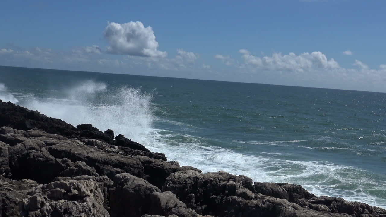 해안에 부히는 파도