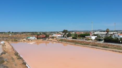 Paisaje-Aéreo-De-La-Granja-De-Sal-De-Roca-En-Algarve-Portugal