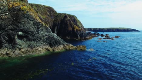 Acantilados-En-El-Mar-En-El-Paisaje-De-Irlanda-Del-Sur,-Reino-Unido