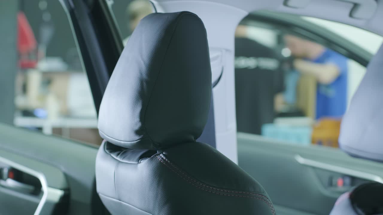 cubiertas de asiento de cuero negro en el coche. hermoso diseño interior de automóvil de cuero. asientos de cuero de lujo en el automóvil.