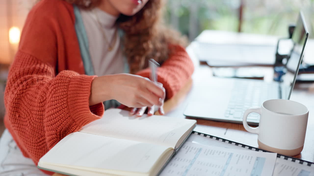 mujer trabajando desde casa en la computadora portátil