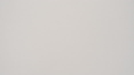 cerca de la tira de papel que se está arrancando descubriendo el fondo de la pantalla verde debajo de 6