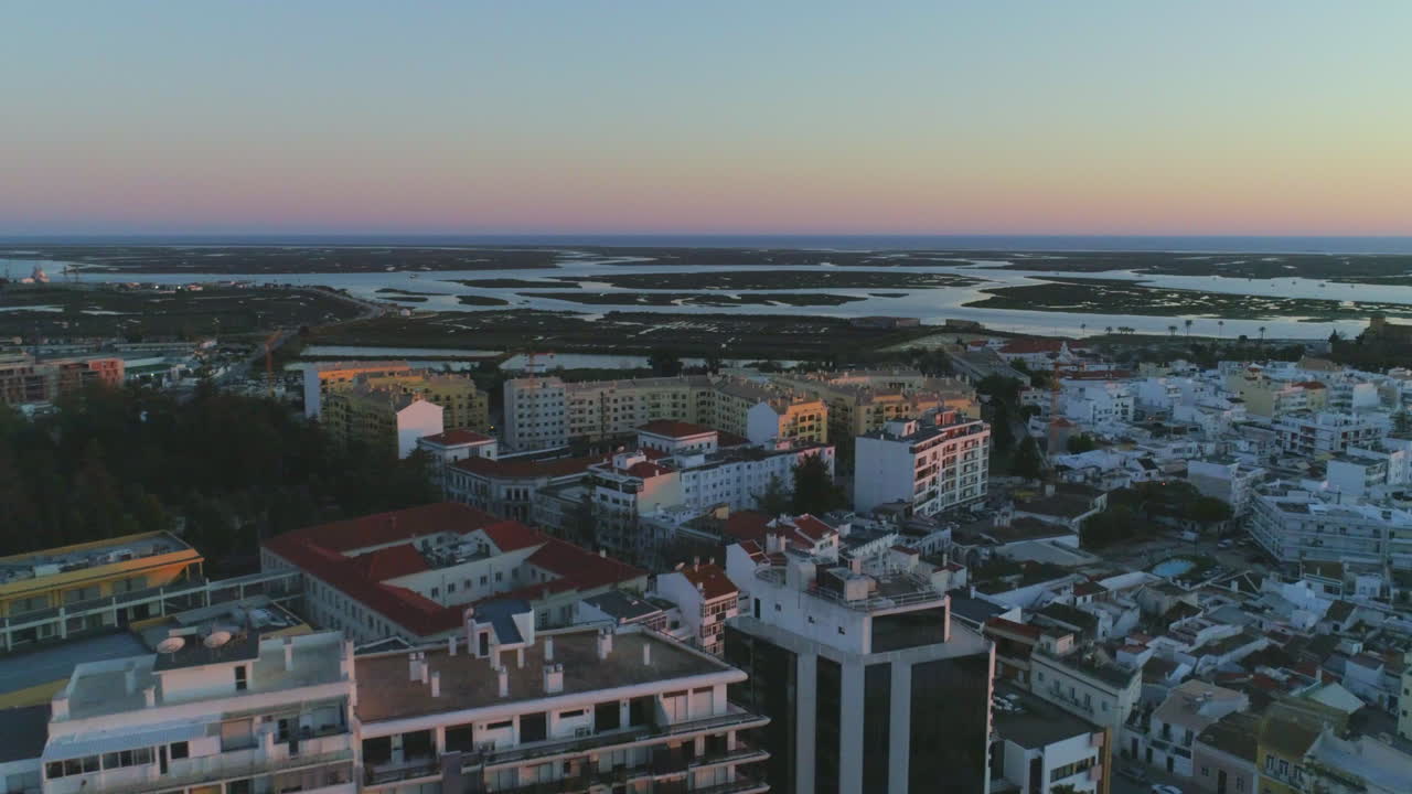Crepuscolo aereo sul paesaggio urbano di Faro e sulla laguna, tramonto sull'Algarve