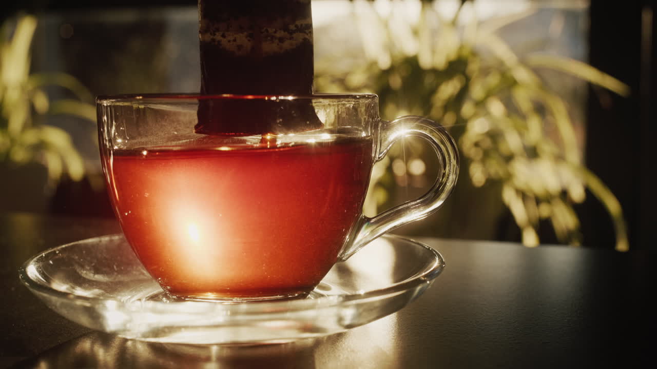 가방 에 담긴 검은 차 는 유리 컵 에  ⁇ 여 있다