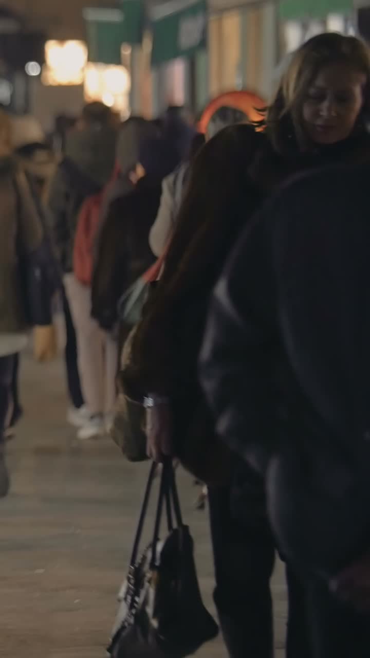 Folla di persone che camminano in ambiente urbano