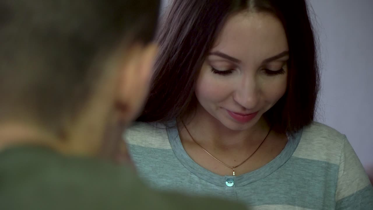 conversación entre dos personas