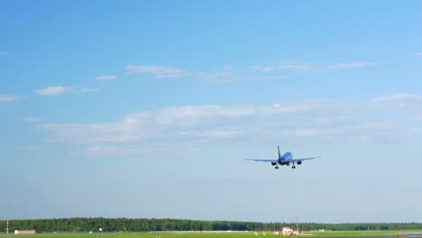 Avión-Vuela-Sobre-La-Pista-De-Despegue