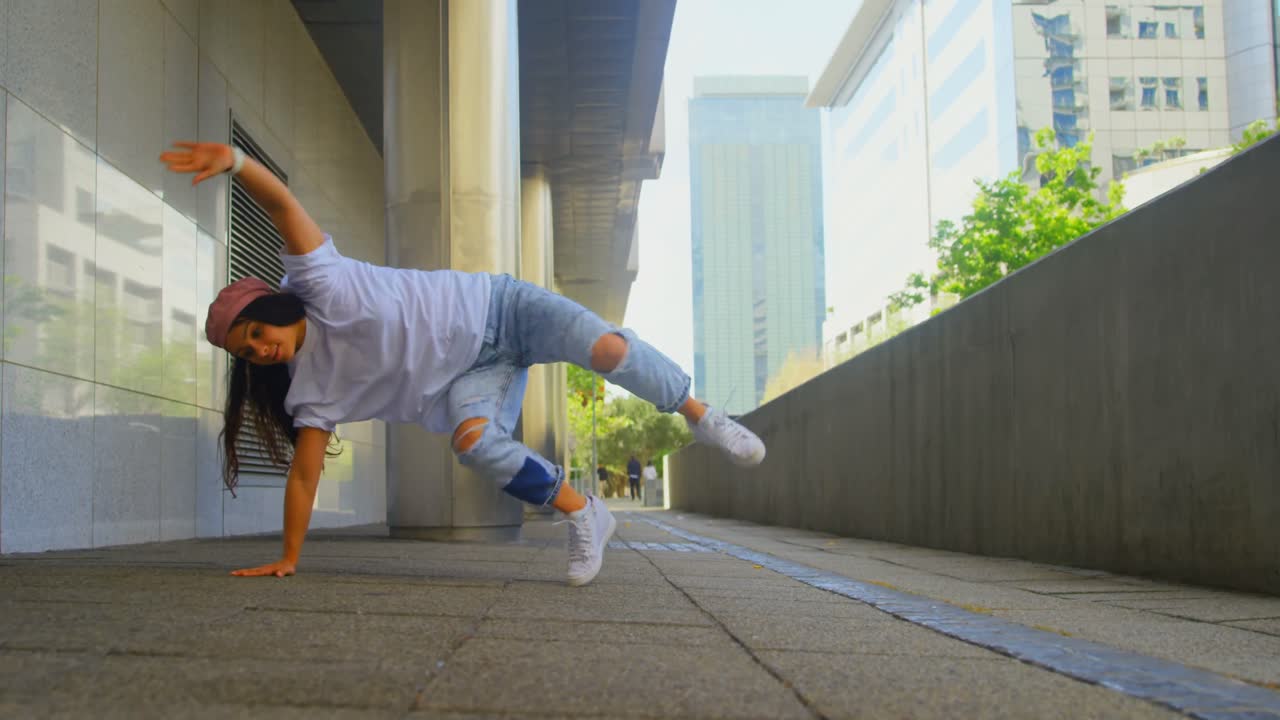 젊은 여성 댄서가 4k 다리 아래 춤을 추고 있습니다.