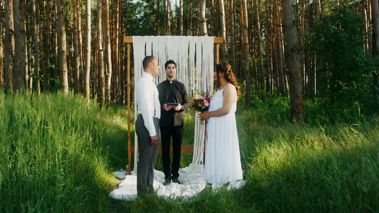 Udendørs vielsesceremoni i en skov