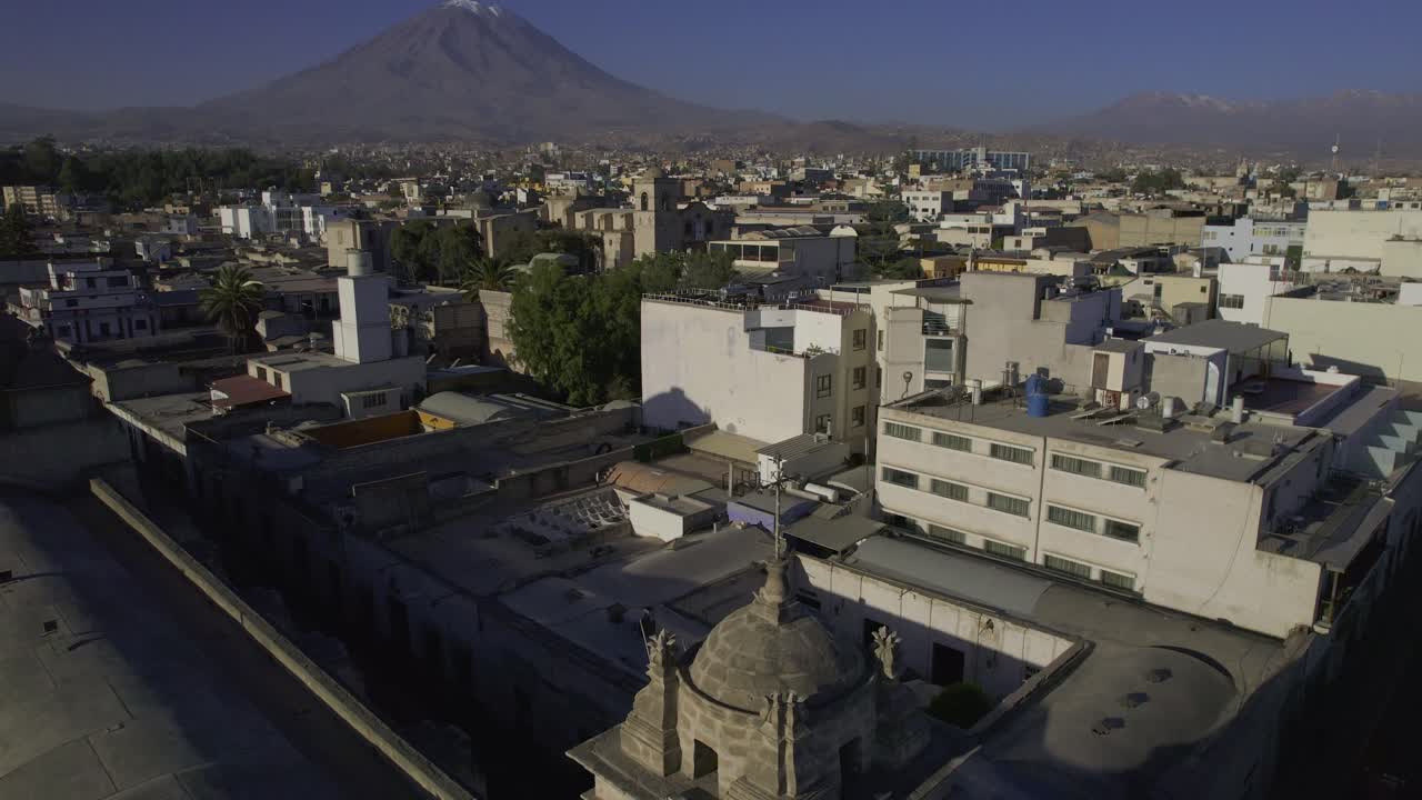 Vista aérea de la ciudad de Arequipa con la torre de la iglesia y el Volcán El Misti