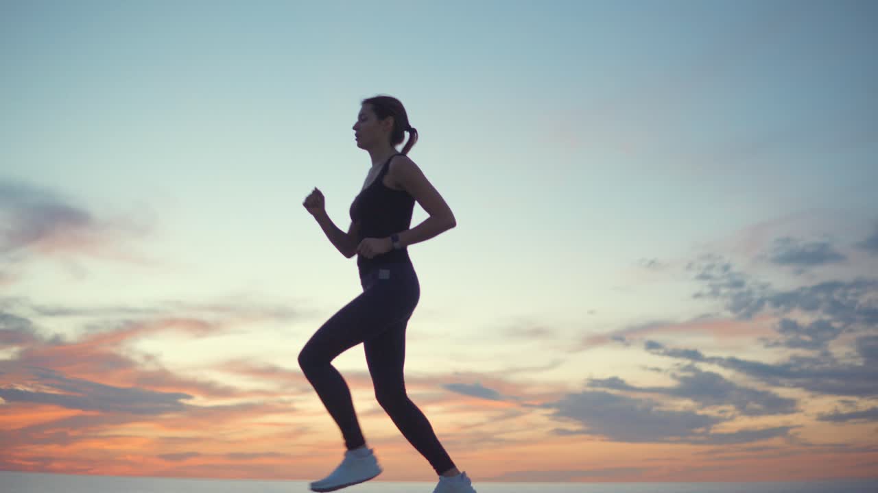 mujer corriendo al atardecer