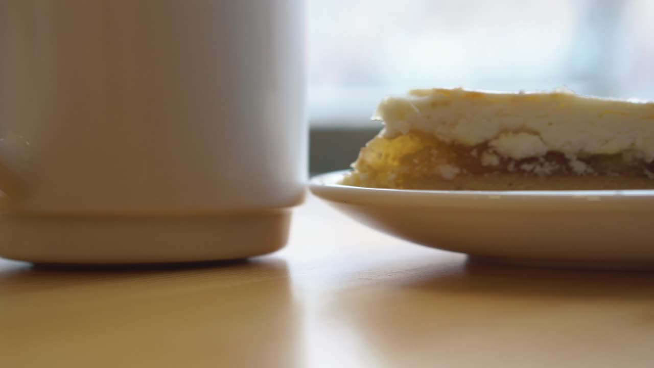 카페에서 커피와 디저트