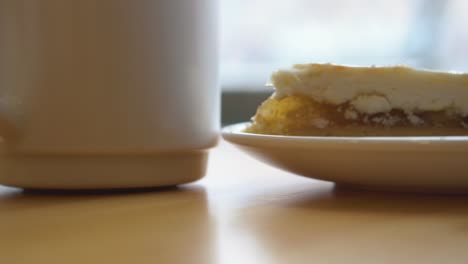 café y postre en una cafetería