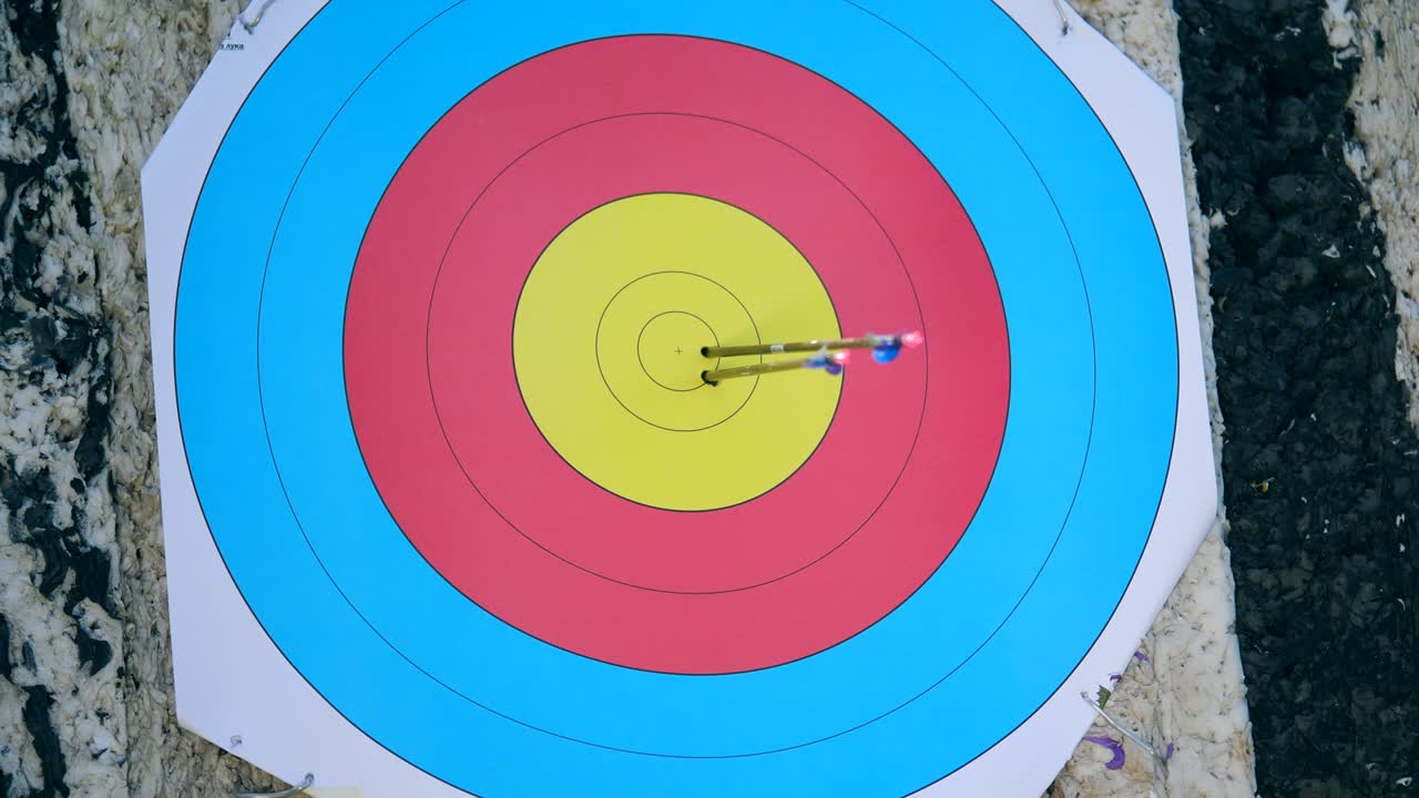 la flecha está siendo disparada hacia el objetivo redondo